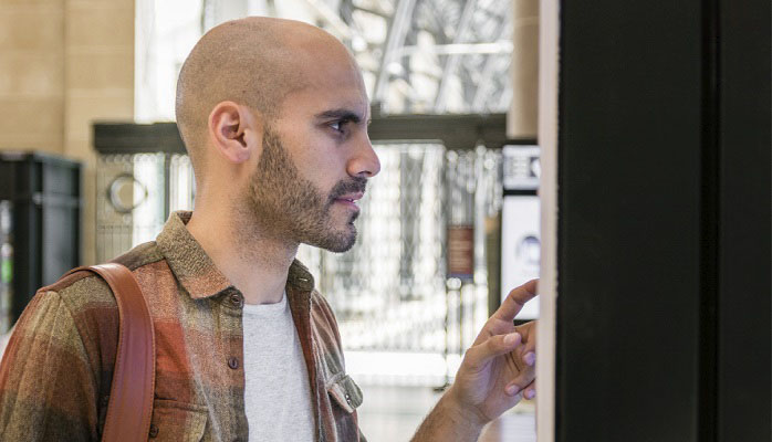 client qui utilise un porte menu extérieur - MenuTouch