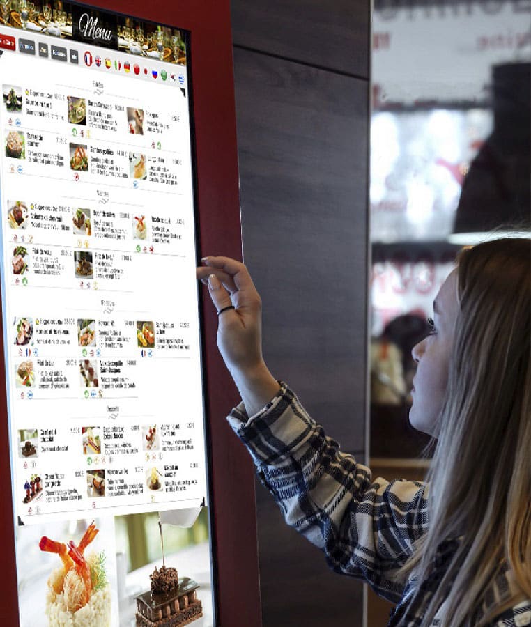 Carte de restaurant sur borne tactile - porte menu extérieur - en utilisation - MenuTouch