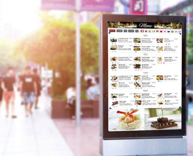 client qui utilise un porte menu extérieur dans la rue - MenuTouch